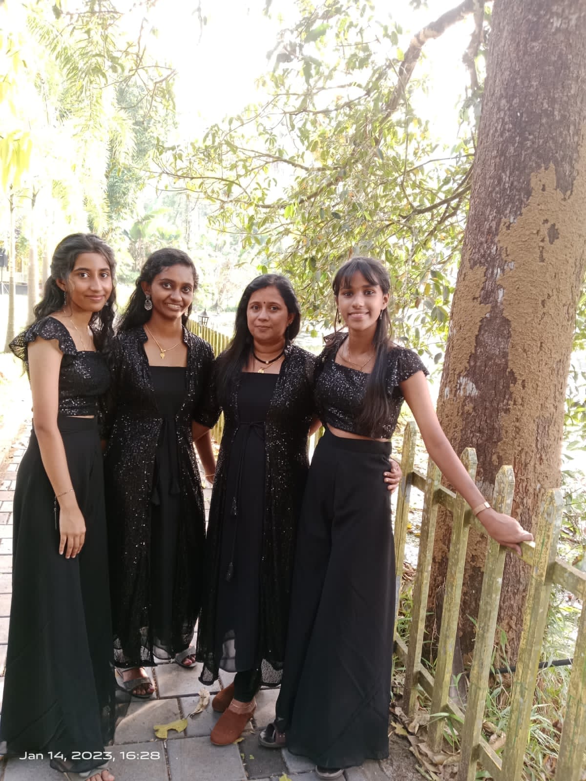 KASHEESH ELEGANCE DESIGNER BOUTIQUE THODUPUZHA